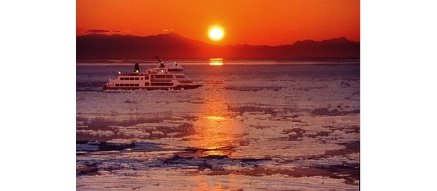 夕日に染まる流氷の美しさは必見/網走流氷観光砕氷船おーろら