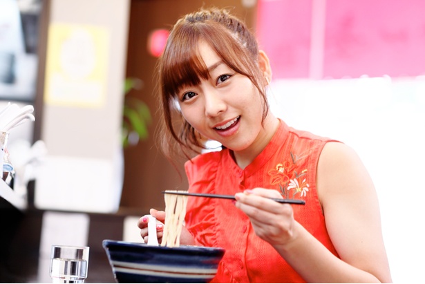 人気連載「SKE48のふぅふぅ女子♥」のスピンオフ企画として、「メンバーとおいしいラーメンを食べた～い♥」を勝手に妄想しちゃいました！今回の彼女はチームEの須田亜香里ちゃん♪(1/10)