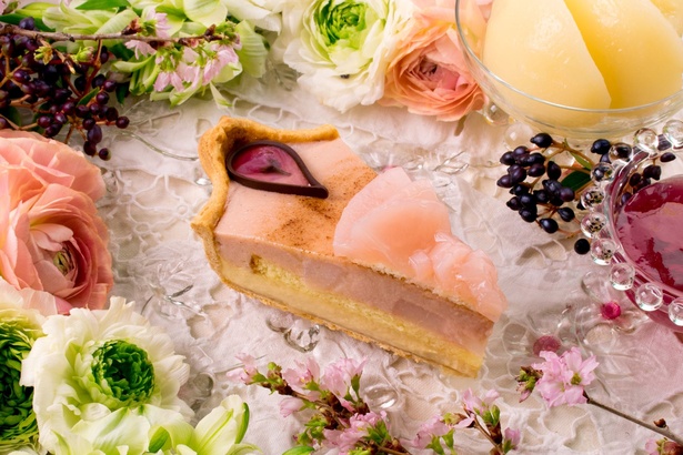 蜜漬けの桜の花とともに、桜シブーストとル レクチェのコンポートを堪能できる「金平糖型 桜のシブーストとル レクチエのタルト」