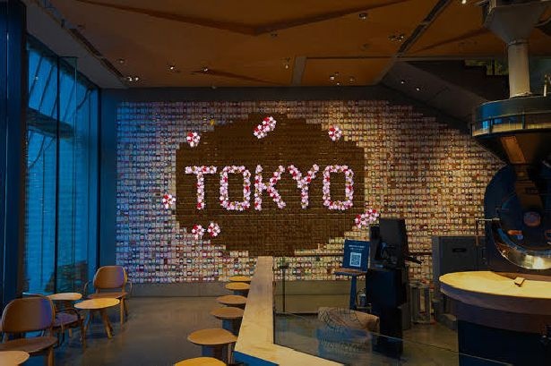コーヒーカード3000枚をバックに「TOKYO」の文字を浮かび上がらせた人気のフォトスポット「カードウォール」もSAKURAシーズン仕様に