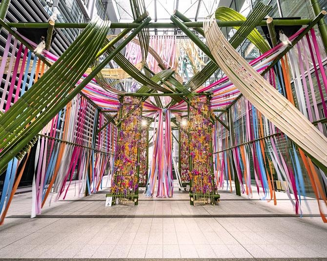 東京ミッドタウン八重洲の開業1周年記念！約7000輪の花々×竹×リボンのアートが登場