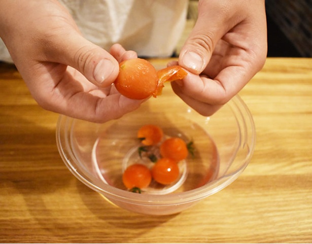 トマトを冷凍すると、水にさらすだけで、スルッと簡単に薄皮を剥ける
