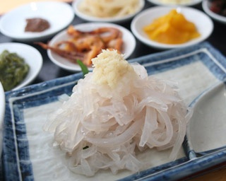 地元民に愛される函館朝市「茶夢(ちゃむ)」のイカ刺し！　ココのうれしい“サービス”とは？