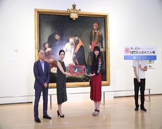「怖い絵」展に吉田羊来館！ 「怖い」にちなみ「5万8100人目」に記念品贈呈
