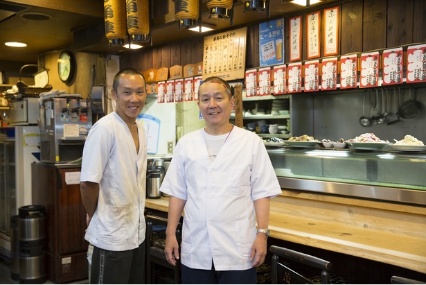 3代目店主の中田正吾さん(右)と、父の元で修業する息子の竜馬さん(左)