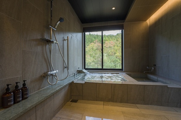 水風呂付きの天然温泉浴室