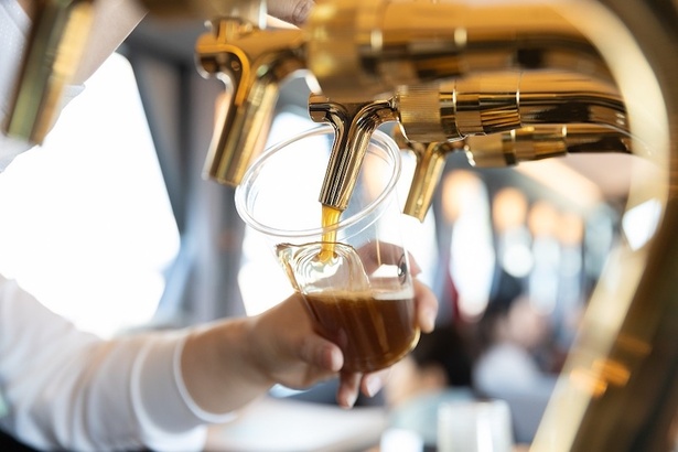  クラフトビールはカフェカウンターに設置されたサーバーから提供される