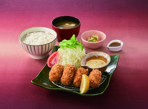 【写真を見る】期間限定！手作りタルタルソースの広島産かきフライ定食 (4個盛り961円)