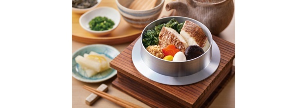 【写真】鯛釜飯(2041円)。鯛を無駄なく使用したサステナブル釜飯に大変身！