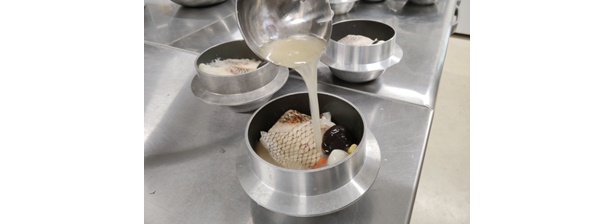 鯛の頭・中骨のアラをふんだんに使った塩ベースの出汁で炊き上げる