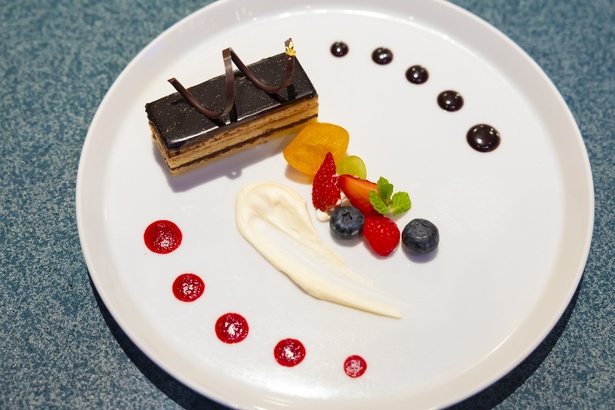 ケークオペラ フルーツとオレンジシャンティ。お皿に添えられた3種のソースで味を変えられる