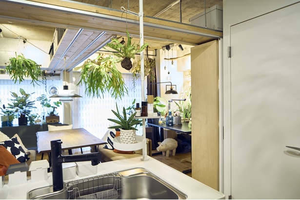 キッチンの作業台と天井を結ぶ縦の空間を生かして平安伸銅工業の『ドローアライン』を設置。