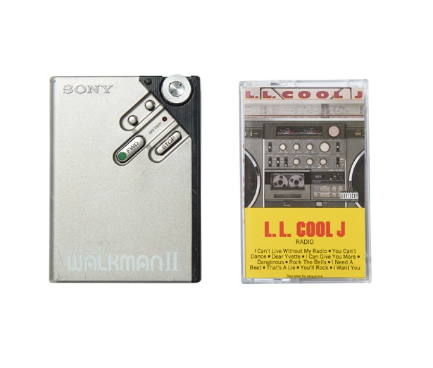 シルバーが渋い「WALKMAN II WM-2」(5万7024円)、L.L.COOL.Jのアルバム「RADIO」のカセットテープ(2894円) 