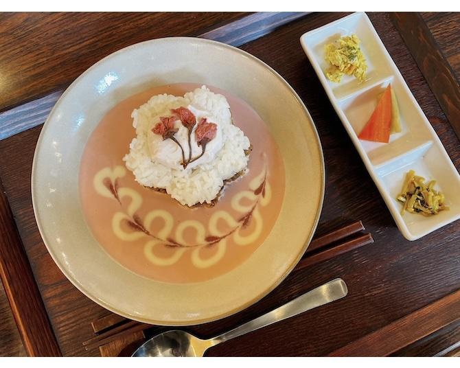 ヴィーガンカフェ「PQ’s」に、フジッコの大豆ヨーグルトを使った桜風味の期間限定カレーやラッシーが新登場！担当者が語る、コラボの狙い