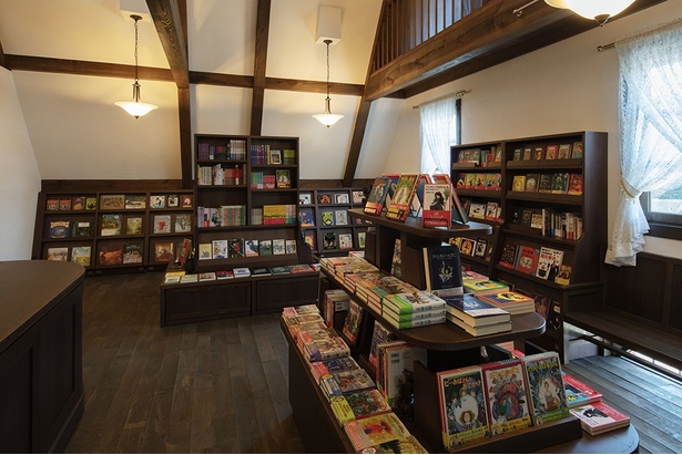 2階には、魔女や魔法にかつわる書籍や絵本が並ぶ書店「魔女の本棚」があり、購入することもできる