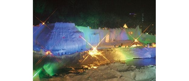 石狩川の河川敷約1万平方メートルの会場に、2か月かけてつくっれた氷柱やトンネル、アイソドームなどが並ぶ/第35回層雲峡氷瀑まつり