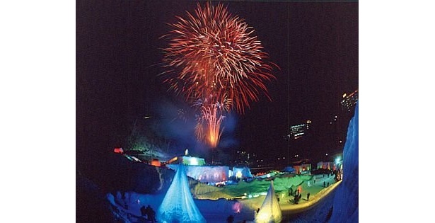 イベント期間中の週末には花火が打ち上げられ、夜空を彩る/第35回層雲峡氷瀑まつり