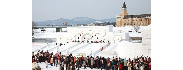 巨大雪像に設けられた滑り台はいつも大人気/第51回旭川冬まつり