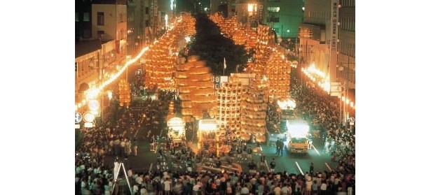 東北3大祭り1つ「秋田竿燈まつり」を体験できる