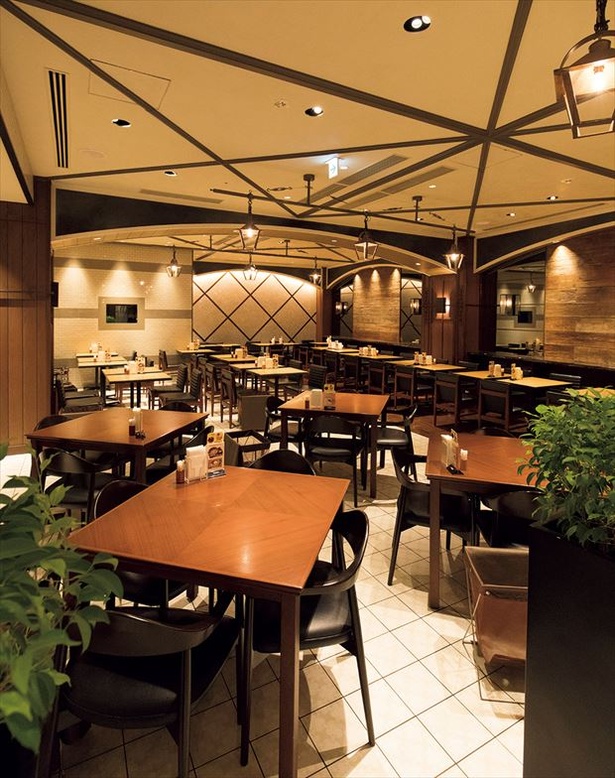 2014年に新しく誕生した商業ビル「新宿中村屋ビル」。地下2階のマンナは、オリエンタル調の装飾が印象的なレストラン