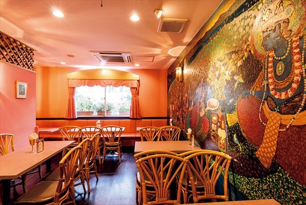 「ナイルレストラン」の自宅のようなアットホーム空間。壁に描かれたインド画が色鮮やかで美しい