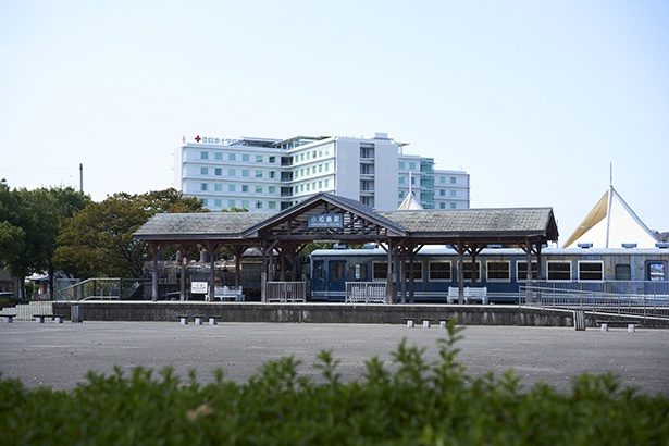 店のほど近くにある旧小松島駅舎。かつては港と駅を行き来する人々でにぎわった
