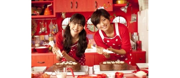 チョコに応援メッセージを書く2人
