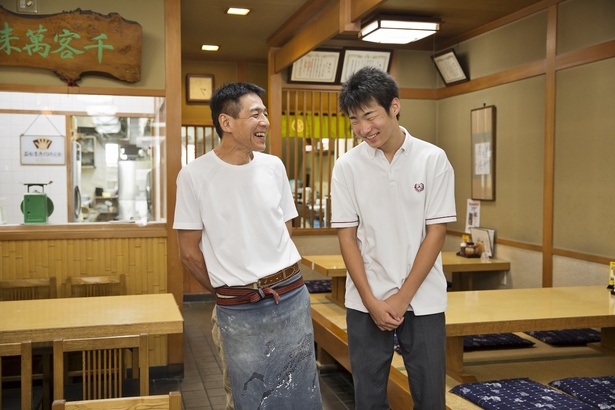 (左から)店主の清水恒彰さんと、現在高校1年生の大生さん