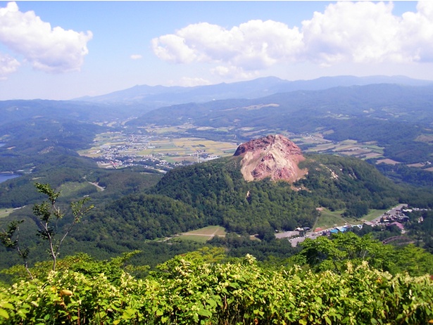 【写真】1944年の有珠山の噴火で、畑が隆起して誕生した昭和新山