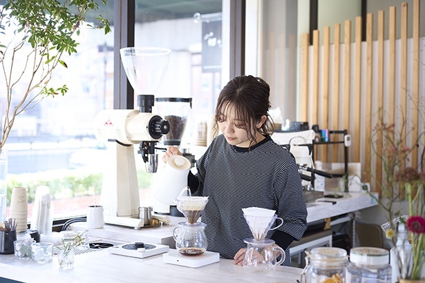 「コーヒーショップが町に欠かせないものだと体現したい」と真麻さん