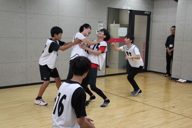 チームで演技も披露。アドリブも交えた演技には審査員もくぎ付け