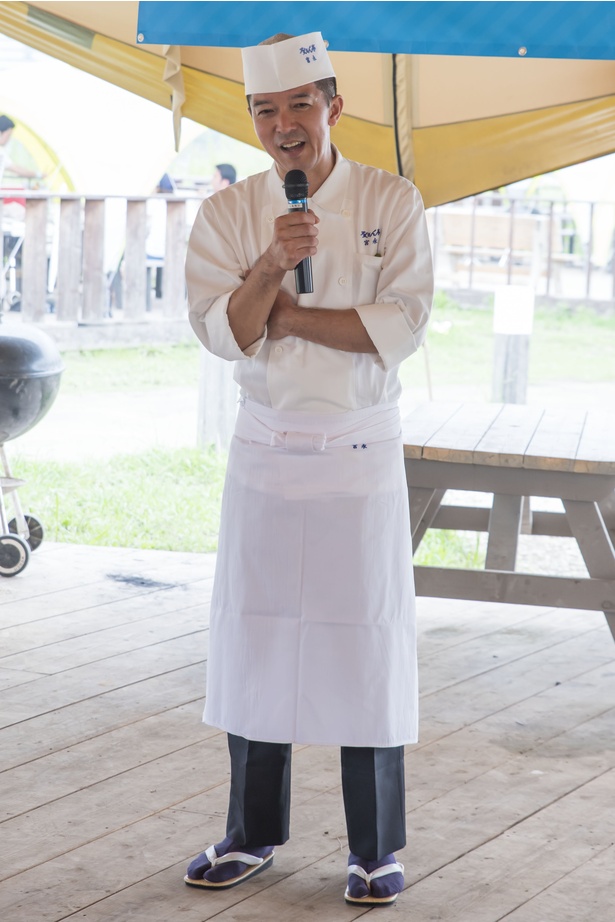 道場六三郎氏が考案した「炊き込み東京カレー トマトあん」を紹介する「銀座ろくさん亭」の宮永料理長