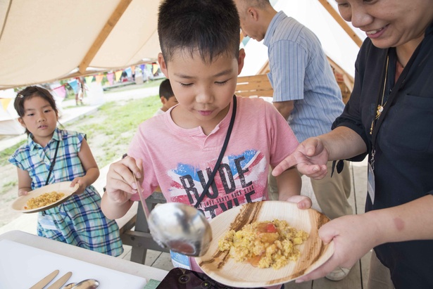 完成した料理を盛り付けている子供たち
