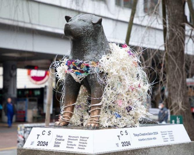 渋谷ハチ公像が“水引”のオリジナル衣装を期間限定で着用