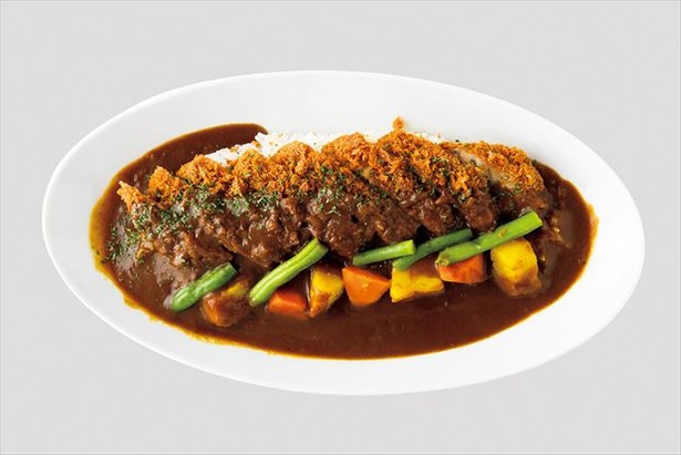 【写真を見る】「カレーや うえの」の「ロースカツと野菜のカレー(サラダ付き)」(950円)