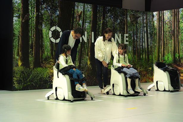 「進林体験！UNI-ONE」に使用されている「UNI-ONE」は、体重移動で操作する新感覚モビリティ。SUMIKA内では時速4.5kmでゆっくり進むため、小学３年生から搭乗可能。最先端の技術を体験してみよう！