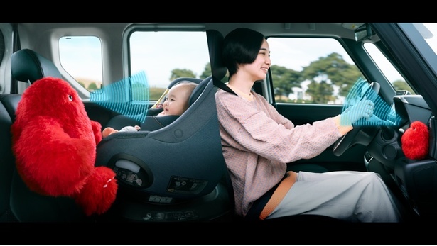 チャイルドシート横と運転席横の2体が連動。運転席にいながら赤ちゃんをあやしたり、赤ちゃんが寝ているかどうかを把握したりできる