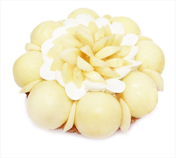 白桃まるごと乗せたインパクトが大きい「白桃のケーキ」