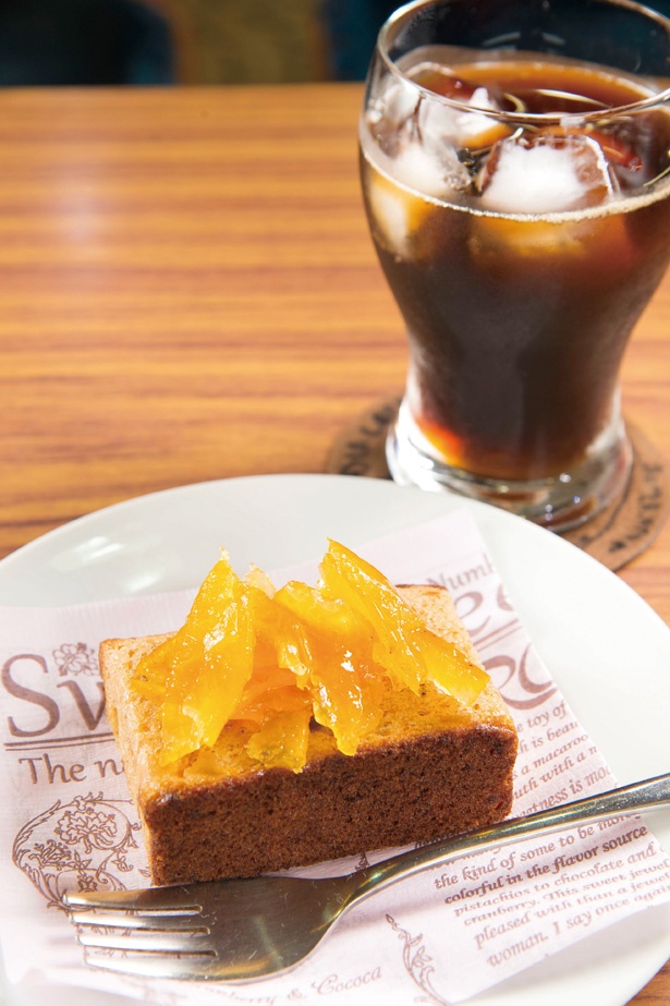 黒澤ダイヤのファンが集まるダイヤコーヒー。コーヒー(ホット or アイス)と、手作りのオレンジマーマレードが添えられた「ケーキセット」(500円)
