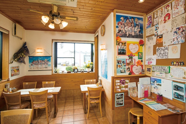 和洋菓子・喫茶 松月の店内には、関連グッズが多く飾られている