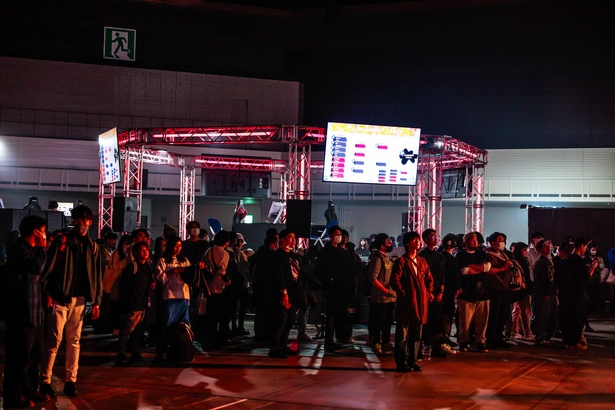 会場には「A」と「B」のンバトルステージがあり、人気配信者の対戦を間近で見ることが可能