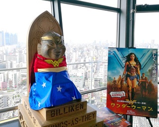 ビリケンさん×ワンダーウーマンの最強コラボが通天閣で実現！