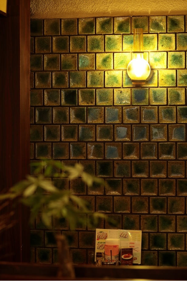 店内の一角には、エメラルドグリーンのタイルが貼られた壁があり、印象的な雰囲気