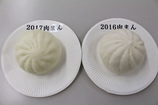 2016年の中華まんと比較すると、今年の「熟成生地の本格肉まん」(写真左・130円)は生地の色も微妙に異なる