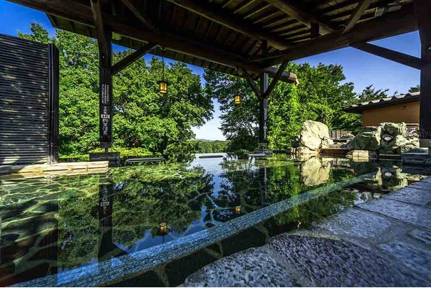 展望露天風呂で、四季折々の宮沢湖の景色を楽しもう