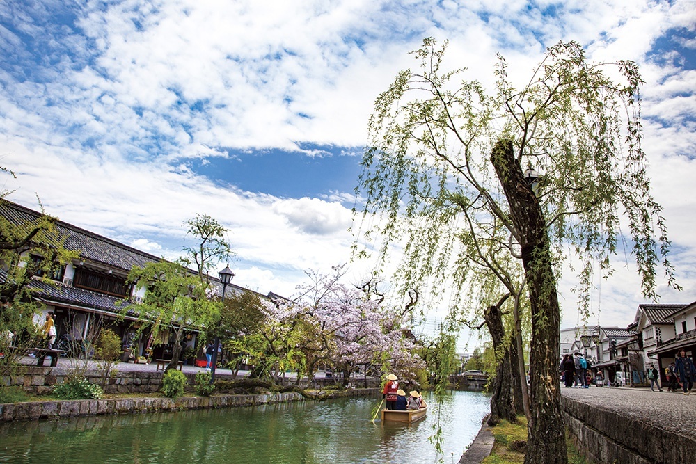 倉敷川沿いには、白壁と柳並木、川舟などの美しい街並みが広がる