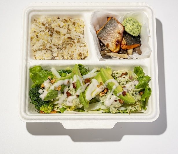 「Salad bento アボカドハーブチキンのサラダと銀鮭ときのこ 香草バター」1290円／RF1／MAP 2