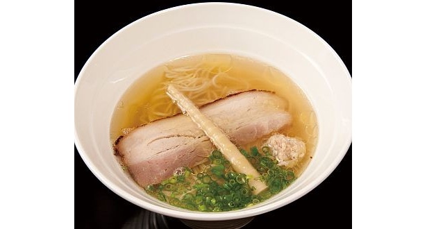 新店ランキングで1位になった淡麗系の人気店｢らあめん 元〜HAJIME〜｣の『塩らあめん』(750円)／東京