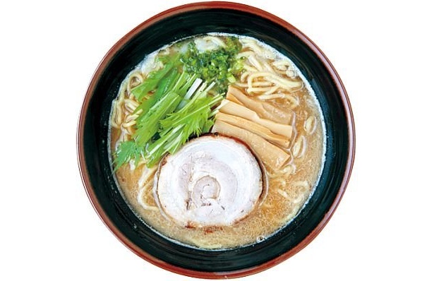 名古屋コーチンなどを使った動物系スープに和風ダシ、ベジポタのトリプルスープという｢らーめん奏｣の『しょうゆかさね味』(700円)／東海