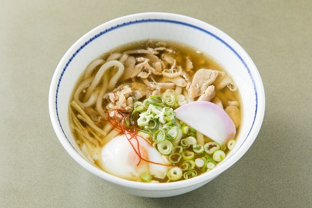 甘辛く炊いたショウガ風味の国産鶏と半熟卵を添えた、「かしわ親子うどん」(640円)も人気